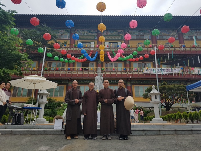 Partake in the Vesak Ceremony at Yonggungsa Cham Joeun Uri Temples
